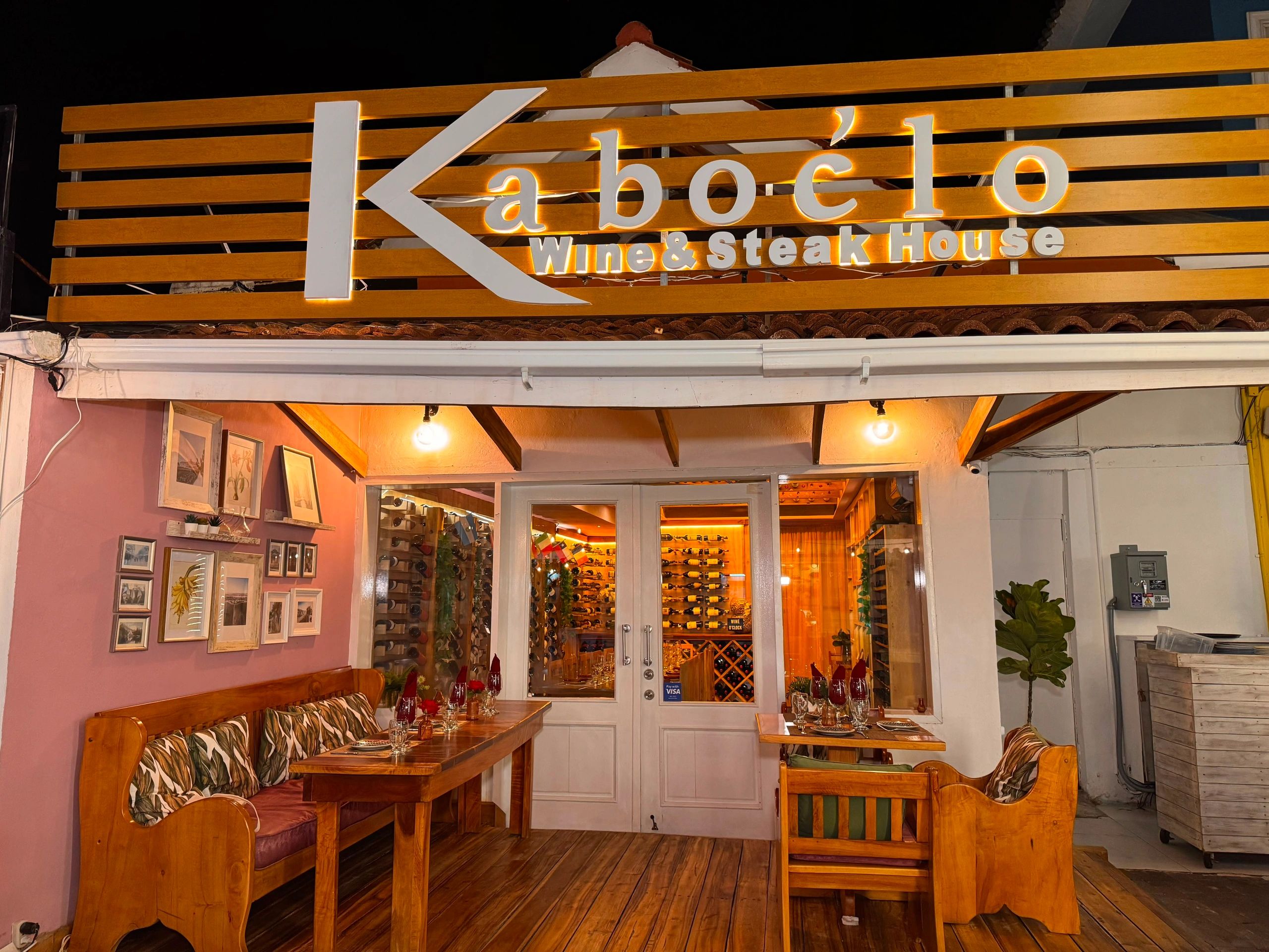 Elegant outdoor dining at Kaboclo